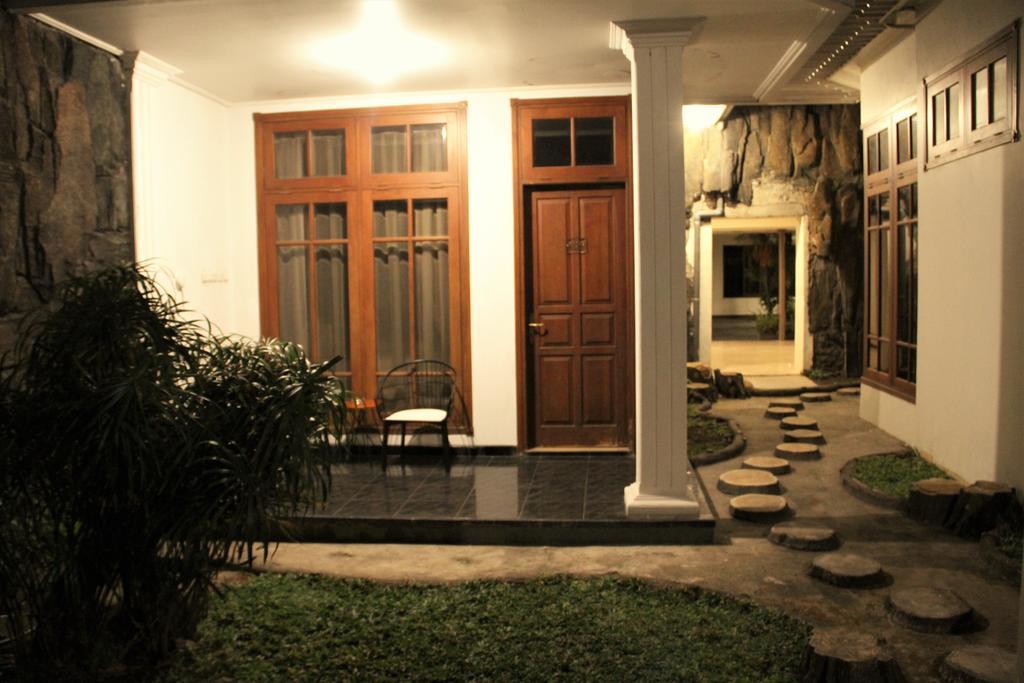 Alsalam Syariah Guesthouse Surakarta  Exterior photo